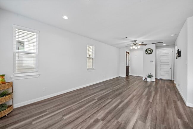Building Photo - 9913 Brickhouse Dr