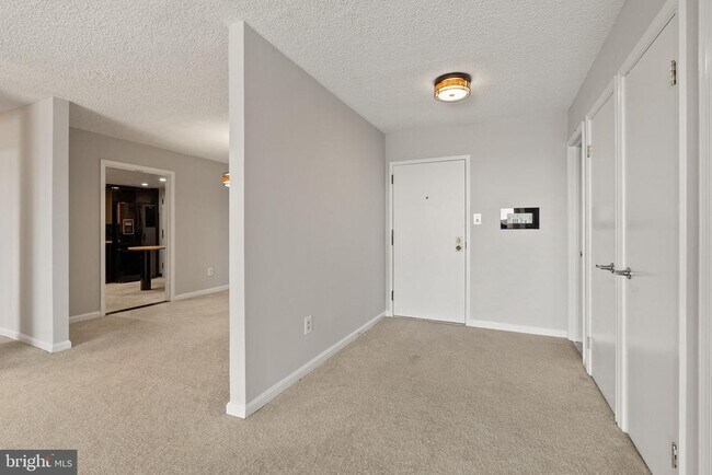 Building Photo - 1101 S Arlington Ridge Rd