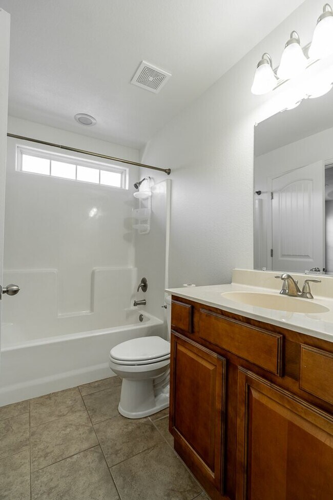 Building Photo - Beautiful 4 bedroom, 3.5 bathroom home in ...