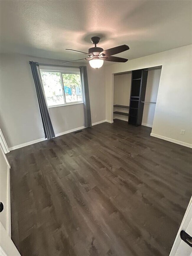 Building Photo - Three Bedroom House for Rent in Everson with fenced backyard and garage