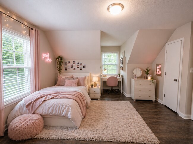Building Photo - MOVE-IN SPECIAL!! $250 OFF First Month
