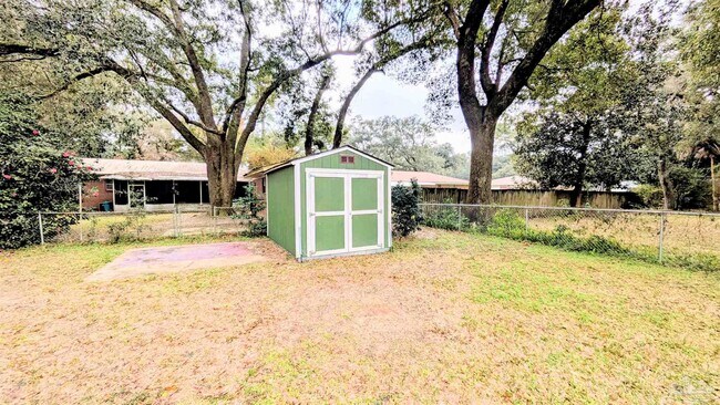 Building Photo - 5912 Sarah Dr