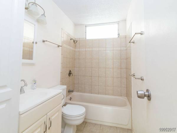 Building Photo - 2BR 1BA w/2 PARKING Spacious Condo Conveni...