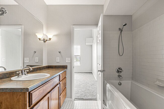 Building Photo - Awesome Penthouse Condo in Town Center Terrace!