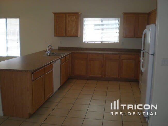 Building Photo - 15613 N Poppy St