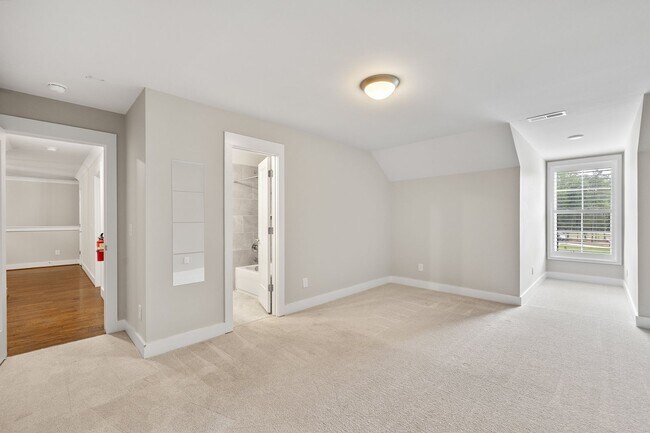 Building Photo - **Luxury 4/4 with Fenced in Yard**