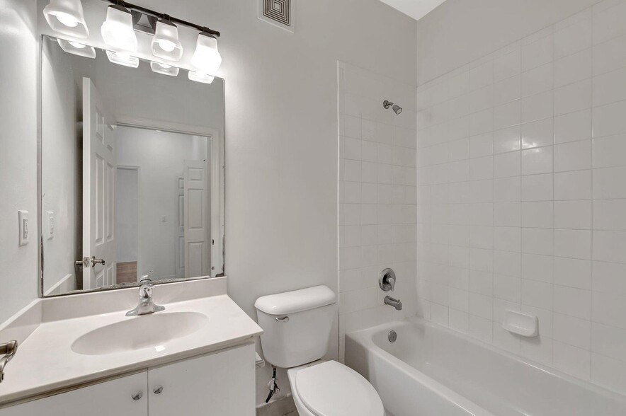 Building Photo - 3070 Grandiflora Dr