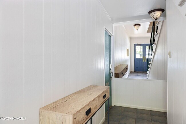 Building Photo - 211 Versailles Blvd