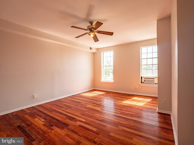 Building Photo - 424 E North Ave