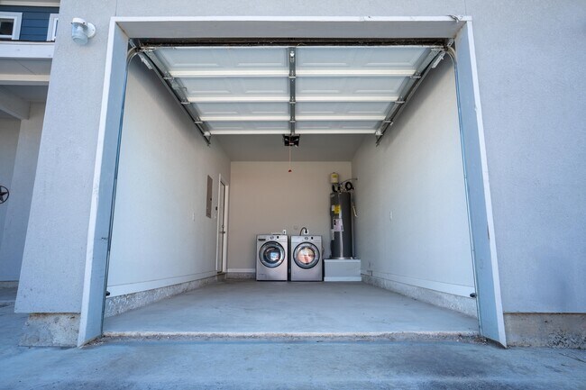 Building Photo - 6906 Crestway Dr