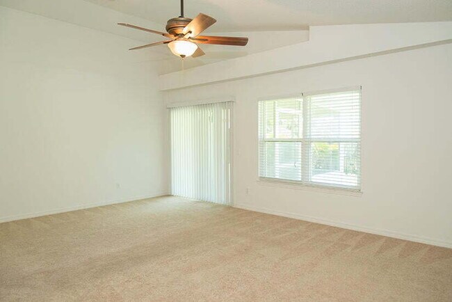 Building Photo - "Coastal Comfort Awaits: Charming 3-Bed, 2...
