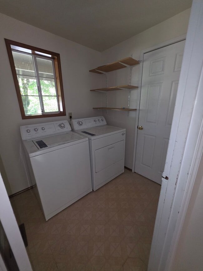 Building Photo - Lovely 4 bedroom Somerset Home in Private Wooded Setting
