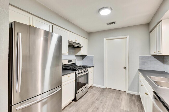 Building Photo - 2203 E Stassney Ln