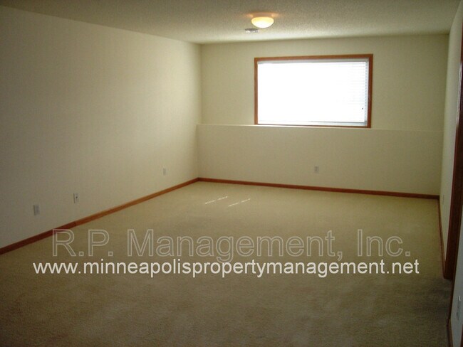 Building Photo - 15220 Florist Cir