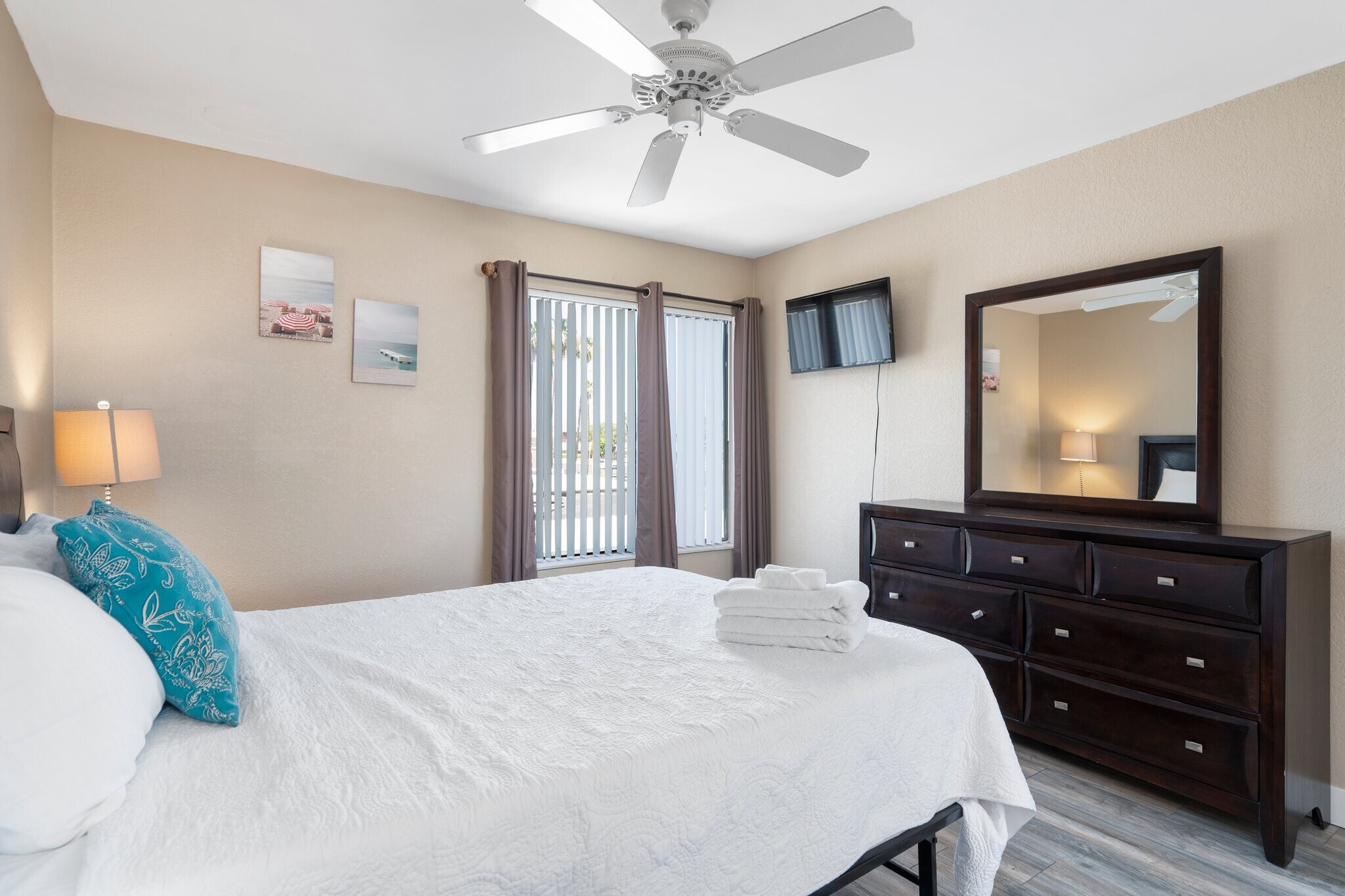 2nd bedroom with queen bed - 3600 N Hayden Rd