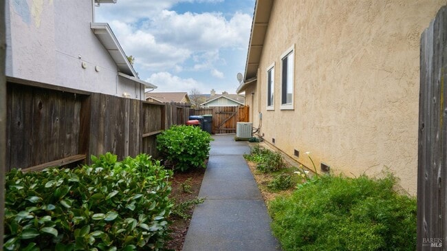 Building Photo - Super Cute with Lots to Offer!