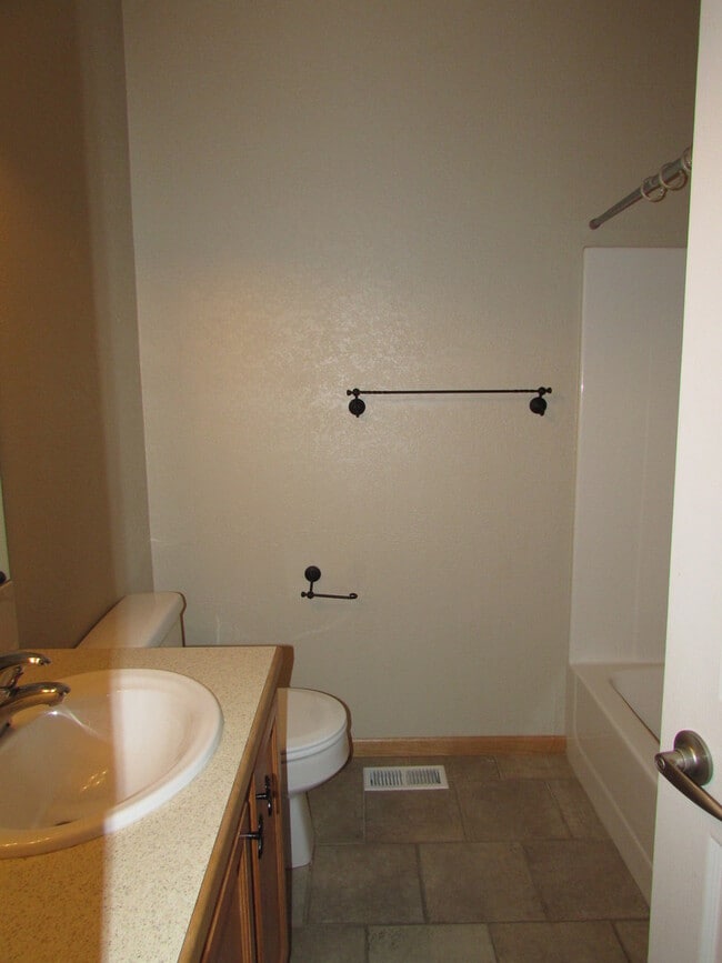 Building Photo - 3 BEDROOM | 3 BATH | DOUBLE CAR GARAGE | T...
