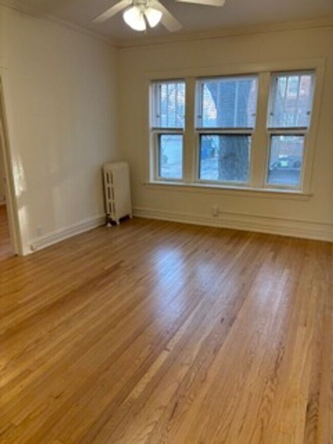 Building Photo - Wrigley Field Just A Mile Away - One Bedroom