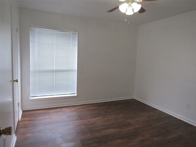 Building Photo - 17331 Red Oak Dr