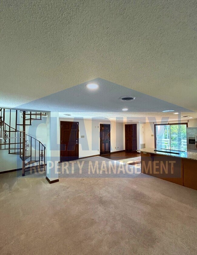 Building Photo - Charming two story home with garage and large yard!