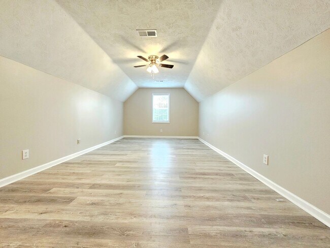 Building Photo - Move In Ready