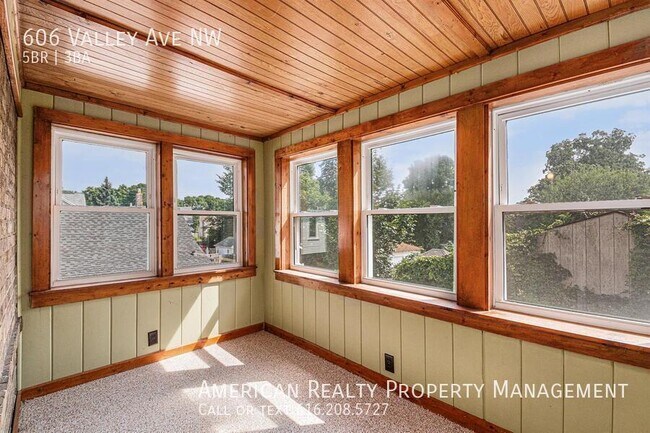 Building Photo - 606 Valley Ave NW