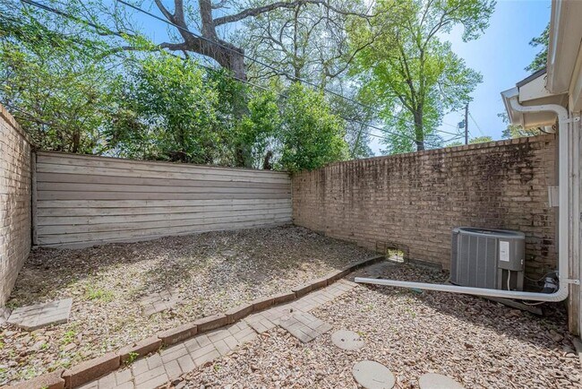 Building Photo - 2030 Plantation Dr
