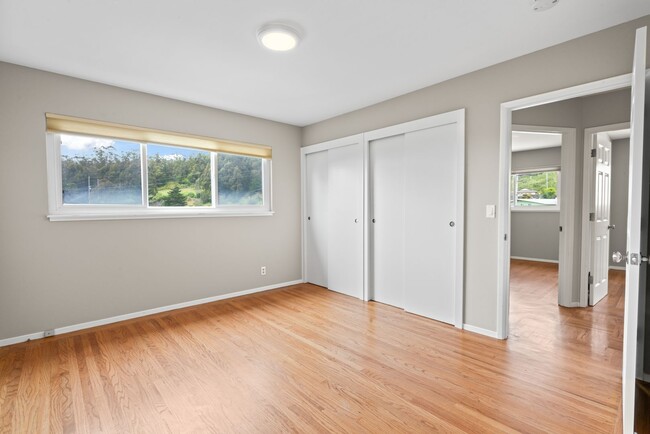 Building Photo - Coastal Charm in Linda Mar - Spacious Home...