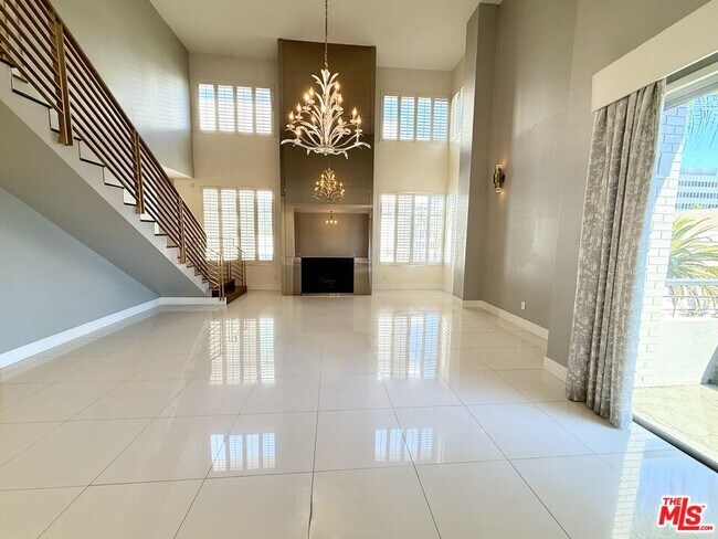 Building Photo - 121 S Palm Dr