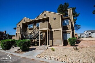 Building Photo - Beautifully Updated 2Bdm 1Ba Unit with Fir...