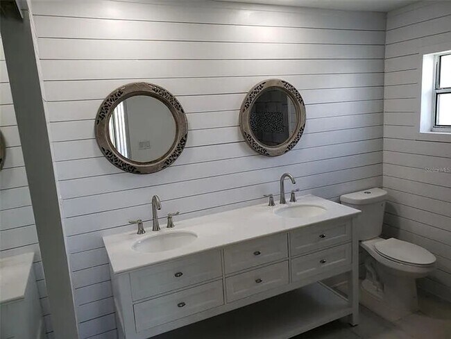 Building Photo - Canal Home 3 Bed 2 Bath