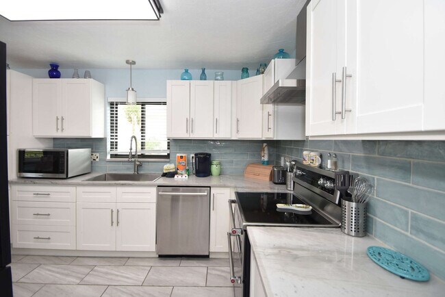 Building Photo - 3 Cherokee Ct W