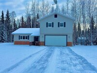 Building Photo - Spacious 3 Bedroom Home in North Pole! Ani...