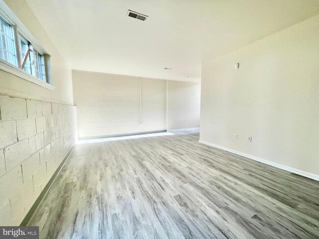 Building Photo - 229 Northdown Dr