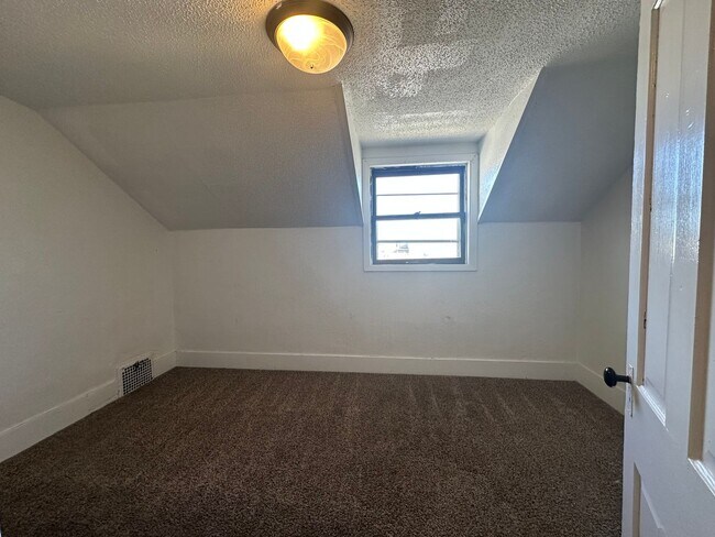 Building Photo - 214 N 10th St