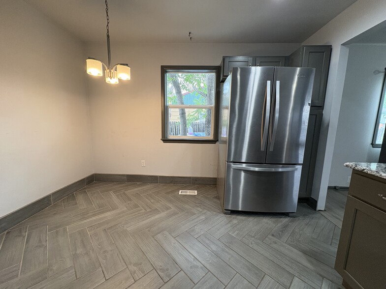 Building Photo - 622 E Saint Elmo Ave