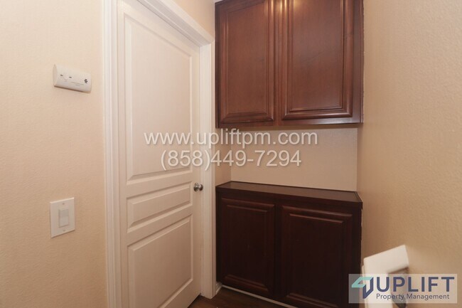 Building Photo - Beautiful 4BR/3BA Townhouse for Lease in Legacy Walk - Southcrest