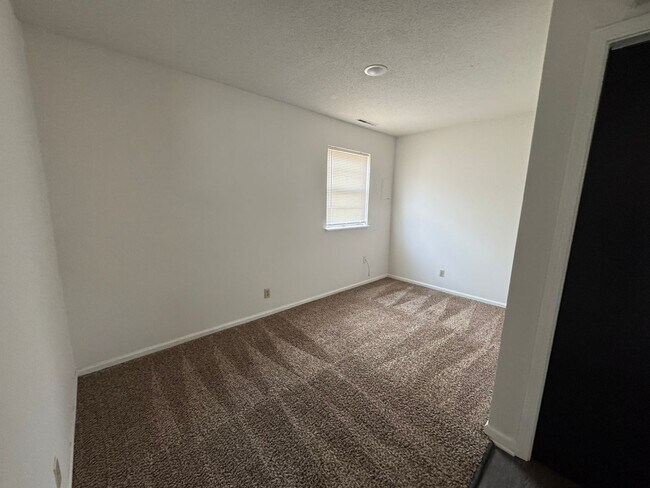 Building Photo - 560 NE Park Ln