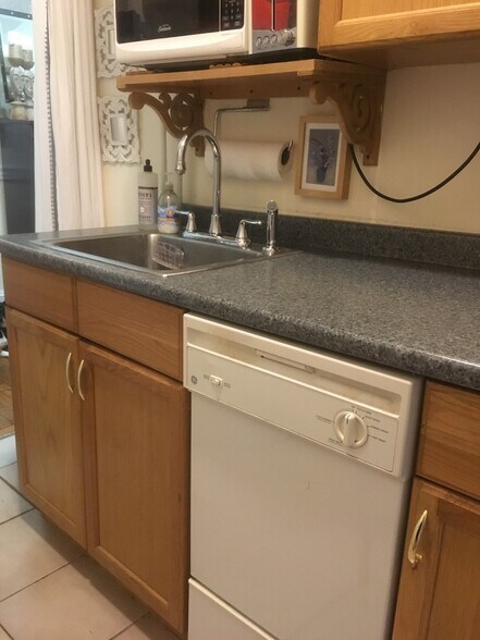 Building Photo - 364 Riverway