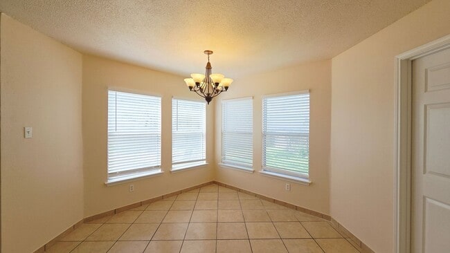 Building Photo - 5 Bedroom Beauty!  Far NorthWest SA off Potranco and Loop 1604