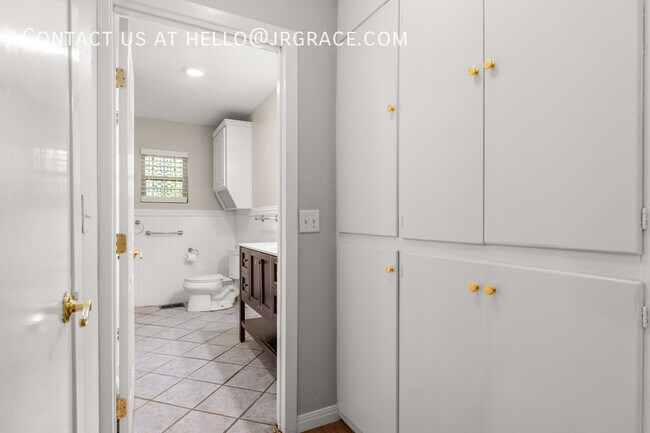 Building Photo - 525 W 4th St