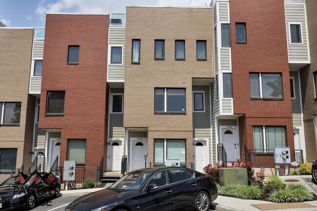 Building Photo - Townhome Style Condo with Parking