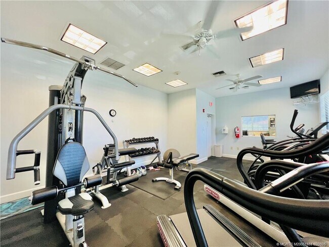 Building Photo - 7440 S Ocean Dr