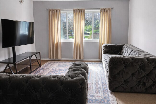 Building Photo - 1706 W Jarvis Ave