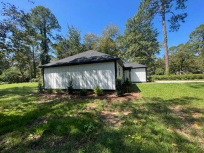 Building Photo - 1800 Acker Dr