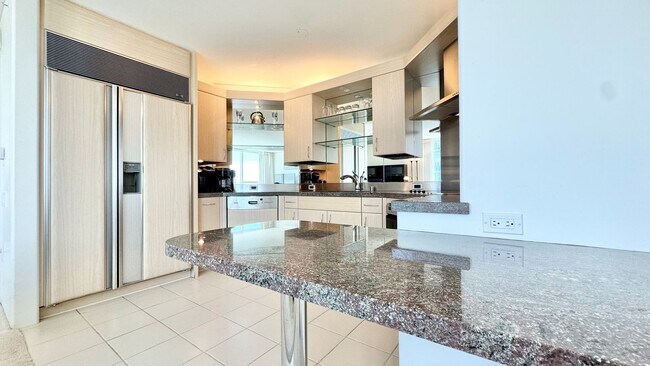 Building Photo - 2 BED/2 BATH FURNISHED UNIT AT HIGHLY DESI...
