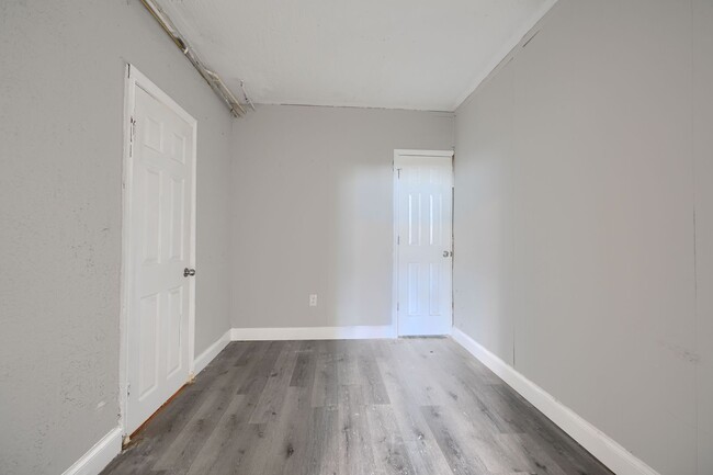 Building Photo - 1314 N Kenwood Ave