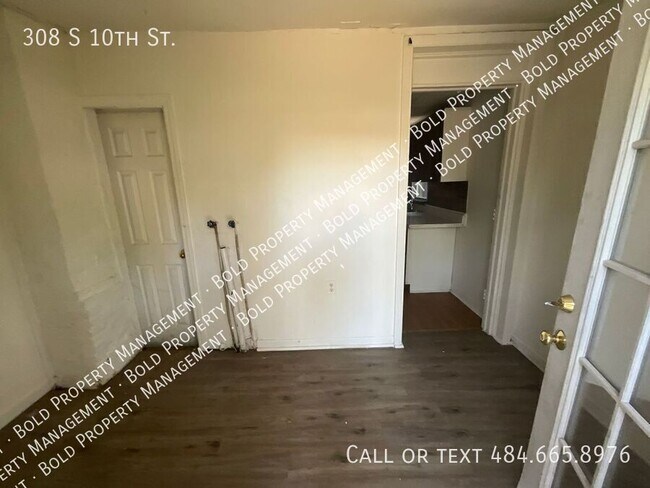 Building Photo - 308 S 10th St