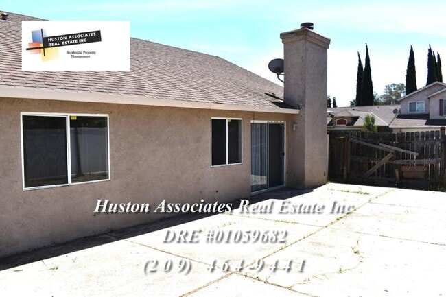 Building Photo - 2461 Fairway Glen St