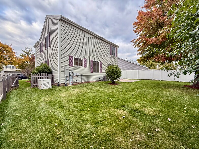 Building Photo - 2449 Carlton Dr